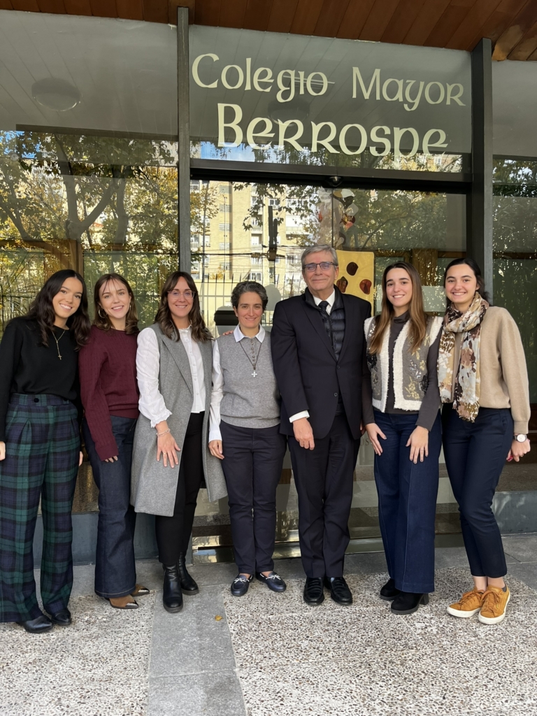 El rector de Comillas, Antonio Allende, visita el Colegio Mayor Berrospe